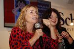 Amsterdam 16 oktober 2017
Boekpresentatie Marjolein Hurkmans . Angela Groothuizen ontvangt het eerste exemplaar.