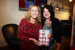 Amsterdam 16 oktober 2017
Boekpresentatie Marjolein Hurkmans . Angela Groothuizen ontvangt het eerste exemplaar.