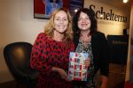 Amsterdam 16 oktober 2017
Boekpresentatie Marjolein Hurkmans . Angela Groothuizen ontvangt het eerste exemplaar.