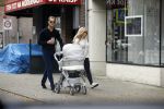Amsterdam 14 oktober 2017
Dochter Jaap v Zweden Anna Sophia met partner achter kindwerwagen