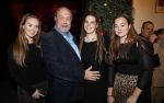 Amsterdam 21 december 2017
Premiere kerstcircus in Carre. Bert Simhoffer met zwangere vrouw en dochters