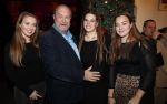 Amsterdam 21 december 2017
Premiere kerstcircus in Carre. Bert Simhoffer met zwangere vrouw en dochters