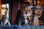 Amsterdam 15 december 2017
Doutzen Kroes winkelend op de beethovenstraat.