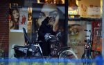 Amsterdam 15 december 2017
Doutzen Kroes winkelend op de beethovenstraat.