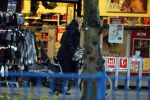 Amsterdam 15 december 2017
Doutzen Kroes winkelend op de beethovenstraat.