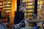 Amsterdam 15 december 2017
Doutzen Kroes winkelend op de beethovenstraat.
