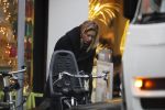 Amsterdam 15 december 2017
Doutzen Kroes winkelend op de beethovenstraat.