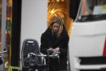 Amsterdam 15 december 2017
Doutzen Kroes winkelend op de beethovenstraat.