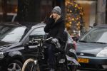 Amsterdam 15 december 2017
Doutzen Kroes winkelend op de beethovenstraat.