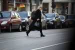 Amsterdam 22 december 2017 
Eva Jinek stapt in Taxi bij haar huis