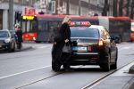Amsterdam 22 december 2017 
Eva Jinek stapt in Taxi bij haar huis
