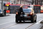 Amsterdam 22 december 2017 
Eva Jinek stapt in Taxi bij haar huis