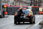 Amsterdam 22 december 2017 
Eva Jinek stapt in Taxi bij haar huis
