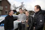 Fijnaart 27 december 2017
Christiaan Bauer heeft zijn eerste autorijles . Frans en Mariska zwwaaien hem uit.