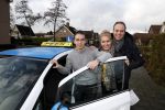 Fijnaart 27 december 2017
Christiaan Bauer heeft zijn eerste autorijles . Frans en Mariska zwwaaien hem uit.