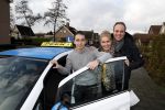 Fijnaart 27 december 2017
Christiaan Bauer heeft zijn eerste autorijles . Frans en Mariska zwwaaien hem uit.