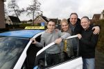 Fijnaart 27 december 2017
Christiaan Bauer heeft zijn eerste autorijles . Frans en Mariska zwwaaien hem uit.