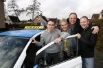 Fijnaart 27 december 2017
Christiaan Bauer heeft zijn eerste autorijles . Frans en Mariska zwwaaien hem uit.