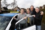 Fijnaart 27 december 2017
Christiaan Bauer heeft zijn eerste autorijles . Frans en Mariska zwwaaien hem uit.