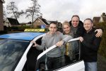 Fijnaart 27 december 2017
Christiaan Bauer heeft zijn eerste autorijles . Frans en Mariska zwwaaien hem uit.