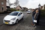 Fijnaart 27 december 2017
Christiaan Bauer heeft zijn eerste autorijles . Frans en Mariska zwwaaien hem uit.