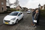 Fijnaart 27 december 2017
Christiaan Bauer heeft zijn eerste autorijles . Frans en Mariska zwwaaien hem uit.