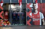 Amsterdam 24 december 2017 
Nouri in de etalage bij de ajax fanshop voor adidas. Kasper Dolberg en Mathijs de Ligt