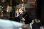 Amsterdam 19 december 2017 
Neelie Kroes bellend op straat in Amsterdam zuid