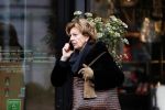 Amsterdam 19 december 2017 
Neelie Kroes bellend op straat in Amsterdam zuid