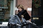Amsterdam 19 december 2017 
Neelie Kroes bellend op straat in Amsterdam zuid