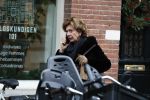 Amsterdam 19 december 2017 
Neelie Kroes bellend op straat in Amsterdam zuid