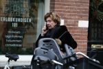Amsterdam 19 december 2017 
Neelie Kroes bellend op straat in Amsterdam zuid