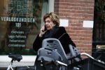 Amsterdam 19 december 2017 
Neelie Kroes bellend op straat in Amsterdam zuid