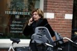 Amsterdam 19 december 2017 
Neelie Kroes bellend op straat in Amsterdam zuid