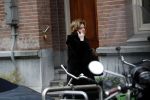 Amsterdam 19 december 2017 
Neelie Kroes bellend op straat in Amsterdam zuid