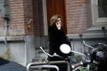 Amsterdam 19 december 2017 
Neelie Kroes bellend op straat in Amsterdam zuid