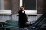 Amsterdam 19 december 2017 
Neelie Kroes bellend op straat in Amsterdam zuid