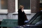 Amsterdam 19 december 2017 
Neelie Kroes bellend op straat in Amsterdam zuid