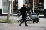 Amsterdam 19 december 2017 
Neelie Kroes bellend op straat in Amsterdam zuid