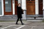 Amsterdam 19 december 2017 
Neelie Kroes bellend op straat in Amsterdam zuid