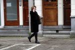Amsterdam 19 december 2017 
Neelie Kroes bellend op straat in Amsterdam zuid
