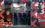 Amsterdam 24 december 2017 
Nouri in de etalage bij de ajax fanshop voor adidas. Kasper Dolberg en Mathijs de Ligt
