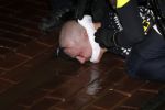 Amsterdam 27 november 
De politie arresteert en doorgeslagen buitenlandse man bij Tuschinski.