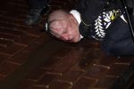 Amsterdam 27 november 
De politie arresteert en doorgeslagen buitenlandse man bij Tuschinski.
