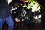 Amsterdam 27 november 
De politie arresteert en doorgeslagen buitenlandse man bij Tuschinski.