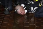 Amsterdam 27 november 
De politie arresteert en doorgeslagen buitenlandse man bij Tuschinski.