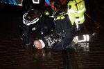 Amsterdam 27 november 
De politie arresteert en doorgeslagen buitenlandse man bij Tuschinski.
