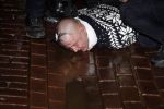 Amsterdam 27 november 
De politie arresteert en doorgeslagen buitenlandse man bij Tuschinski.
