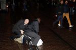 Amsterdam 27 november 
De politie arresteert en doorgeslagen buitenlandse man bij Tuschinski.