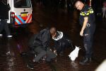 Amsterdam 27 november 
De politie arresteert en doorgeslagen buitenlandse man bij Tuschinski.